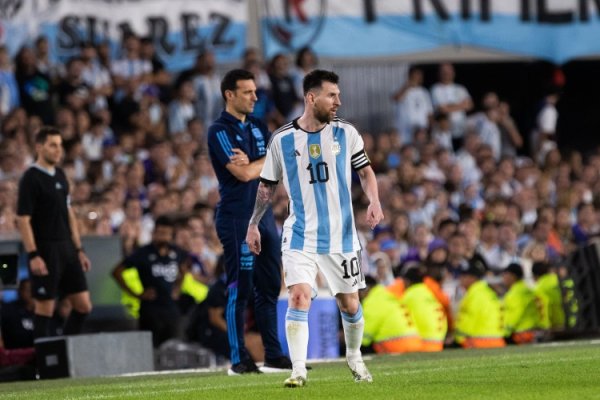 Scaloni: Không thể có người kế vị cho Messi, tôi chắc chắn không thể có một người chơi như anh ấy