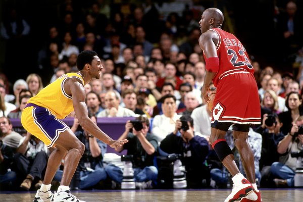 Arenas: Đó là phương tiện truyền thông của Jordan, Kobe là người lãnh đạo thứ hai, Kobe đe dọa ba chức vô địch liên tiếp của Jordan