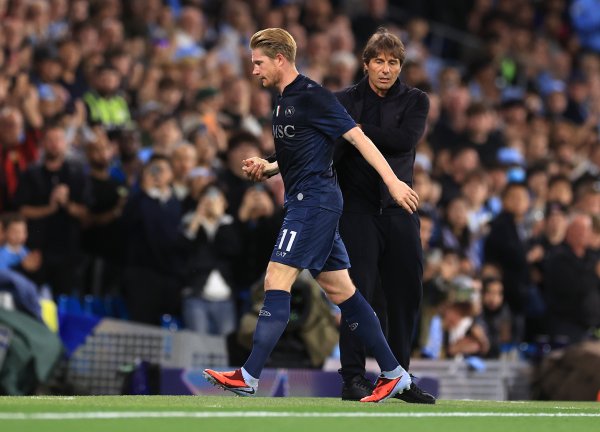 Mid-body: De Bruyne và McTominay chồng chéo, và cả hai không thể hiện sức mạnh do của họ