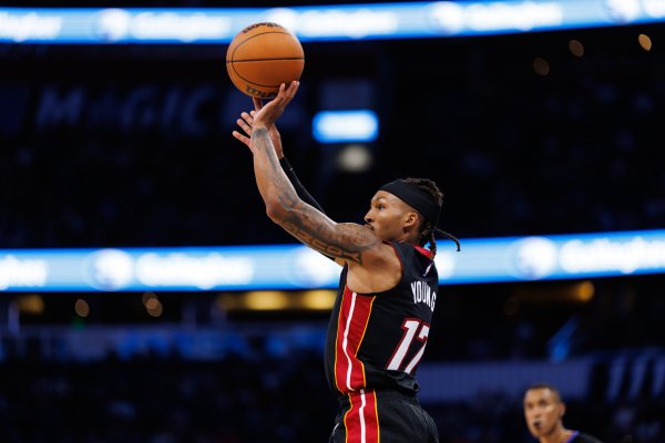Jameer Young đã ký hai chiều