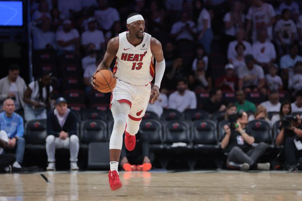 Hãy phạm tội! Adebayor thực hiện 7% trong số 13 cú sút trong hiệp, 26 quả ba điểm và ghi 17 điểm trê