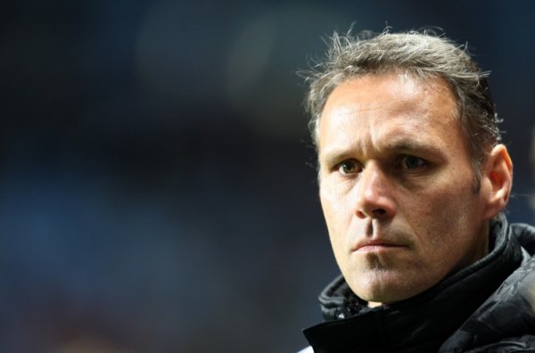 Van Basten: Bruges bị cướp, Furment không phạm lỗi với Szczesny