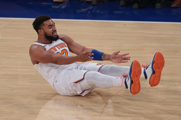 Hua Zi: Hôm nay tôi đã bị Towns dìm chết. Anh ấy khỏe mạnh và cao hơn tôi một cách nực cười. Tôi chắ