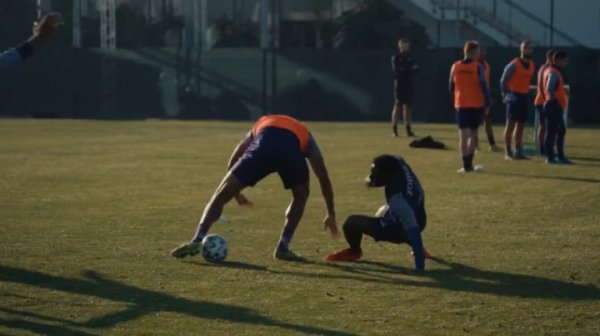 Nghé mới sinh không sợ hổ! Khi Doku 17 tuổi, anh có trận đấu một chọi một với Kompany, một trận đấu 