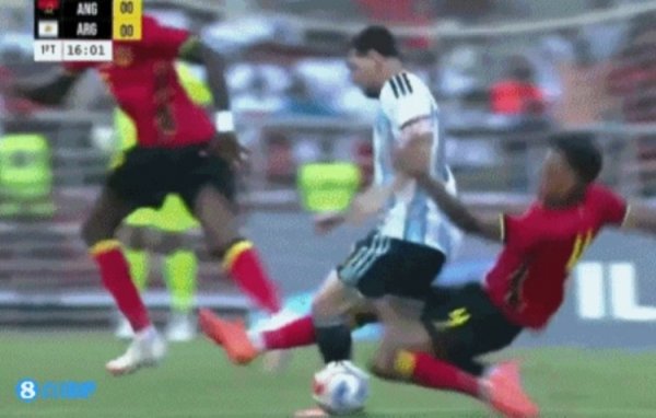 Cường độ của một trận giao hữu? Messi bị cầu thủ Angola đá từ phía sau, Almada gãy xương mày