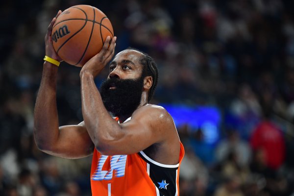 Đánh lại! Cú ba điểm lùi đặc trưng của Harden khiến Clippers chỉ kém 5 điểm