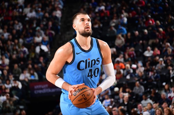 Đừng đánh mất nó! Zubac ghi được 8 điểm, 6 rebound và 1 kiến ​​​​tạo với 4/4 hiệu quả trong hiệp đấu