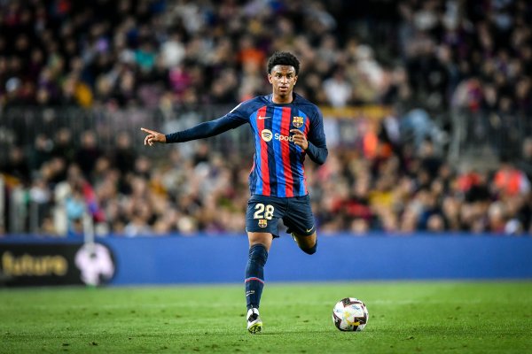 Phóng viên: Balde không tham gia hiệp hai trận đấu do hơi chóng mặt, điều này không ảnh hưởng tới việc anh đến Chelsea